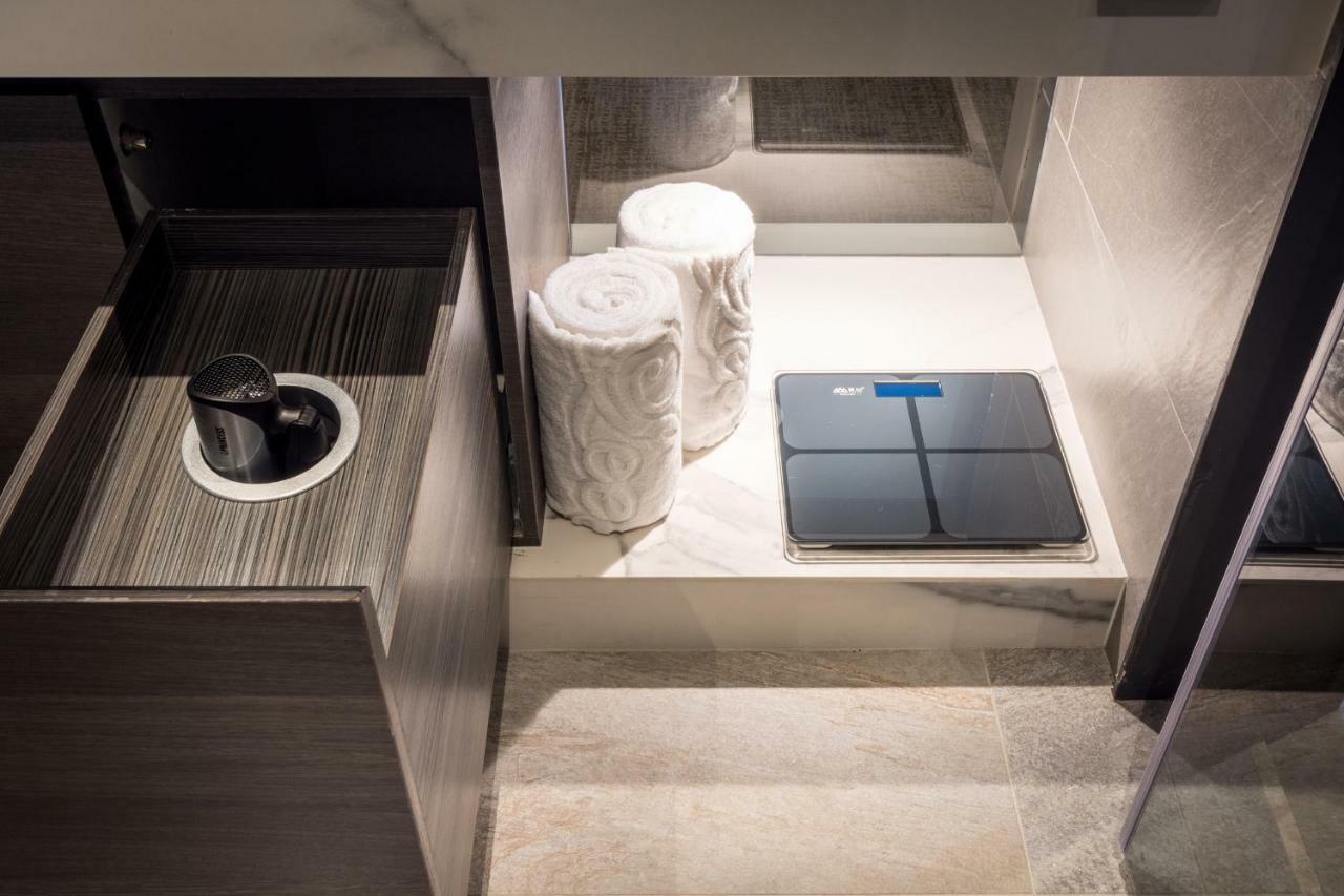 Park Lees Hotel Kaohsiung Zewnętrze zdjęcie A digital bathroom scale