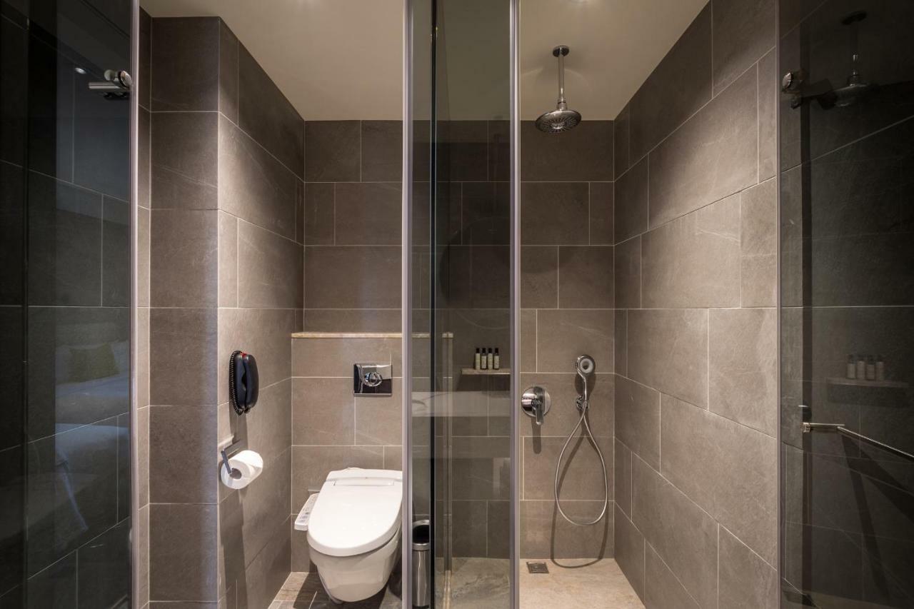 Park Lees Hotel Kaohsiung Zewnętrze zdjęcie A shower room in a hotel