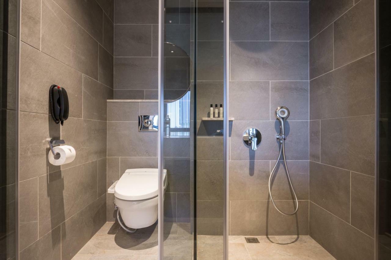 Park Lees Hotel Kaohsiung Zewnętrze zdjęcie A wet room in a hotel